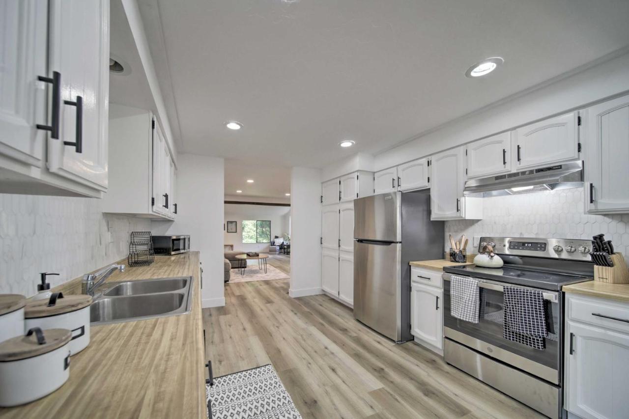 Bright And Airy Liberty Lake Abode With Backyard! Екстериор снимка
